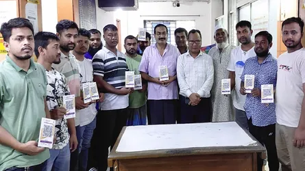 তাহিরপুরে ব্যবসায়ী ও পর্যটকবাহী নৌকায় ২০টি ‘বাংলা কিউআর’ কোড বিতরণ