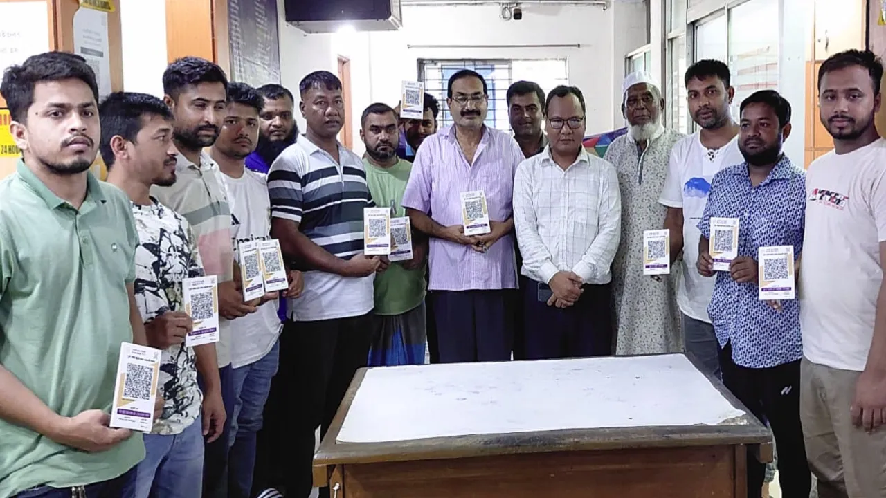 তাহিরপুরে ব্যবসায়ী ও পর্যটকবাহী নৌকায় ২০টি ‘বাংলা কিউআর’ কোড বিতরণ