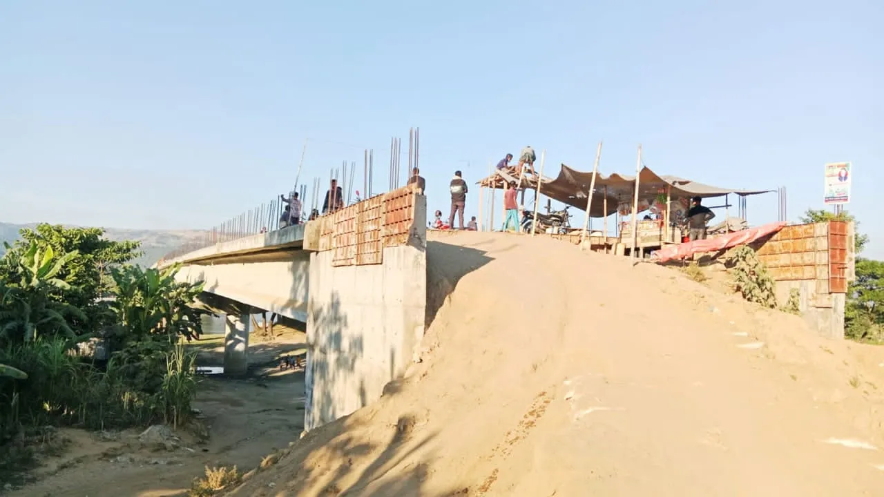 তাহিরপুরে ৮ বছরেও শেষ হয়নি সেতুর কাজ