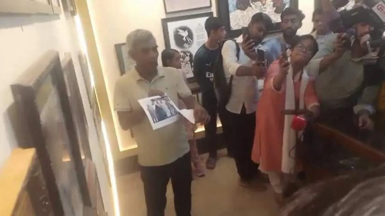 ডাকসুতে ভাঙচুর, জিন্নাহর ছবি ছিঁড়ে ফেললেন ছাত্রনেতা তৈয়ব