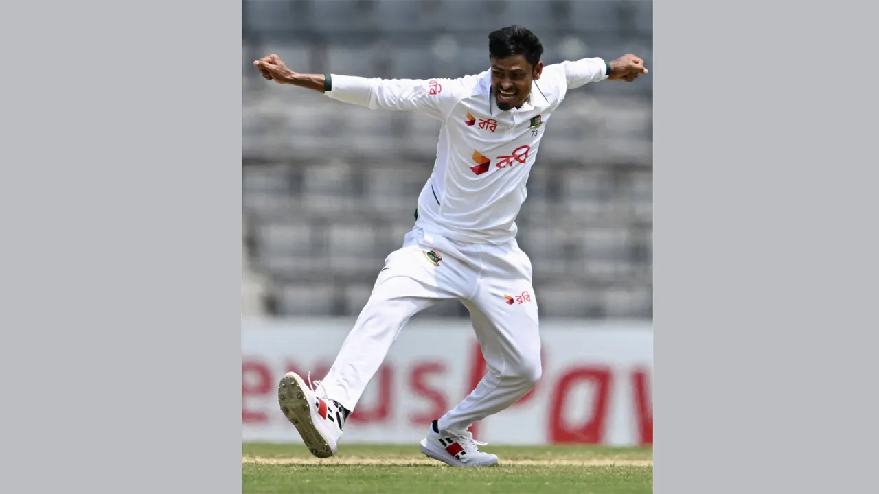 গলার কাঁটা হয়ে উঠা পাকিস্তানের জুটি ভাঙলেন তাইজুল