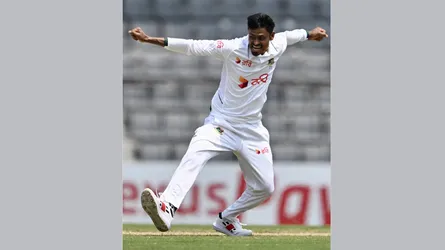গলার কাঁটা হয়ে উঠা পাকিস্তানের জুটি ভাঙলেন তাইজুল