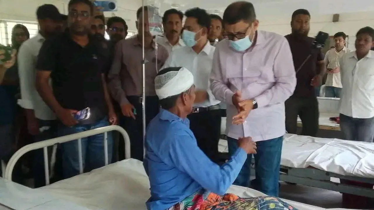 তালা স্বাস্থ্য কমপ্লেক্স পরিদর্শনে স্বাস্থ্যমন্ত্রী : চিকিৎসকসহ বরখাস্ত ২