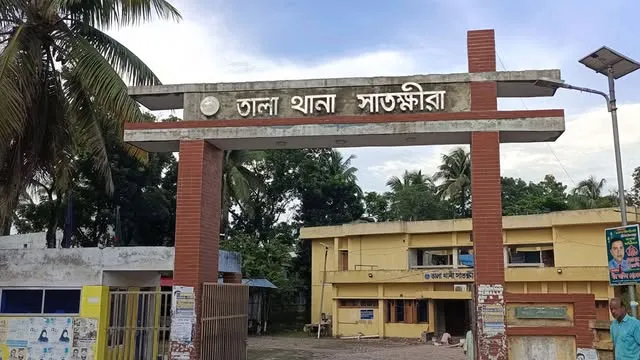 তালায় বাসের ধাক্কায় চাকায় পিষ্ট হয়ে স্কুলছাত্র নিহত