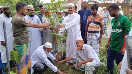 কাঁঠালিয়ায় নিম গাছের চারা রোপণ করে দৃষ্টান্ত স্থাপন করেছে তালগাছিয়া মাদরাসা
