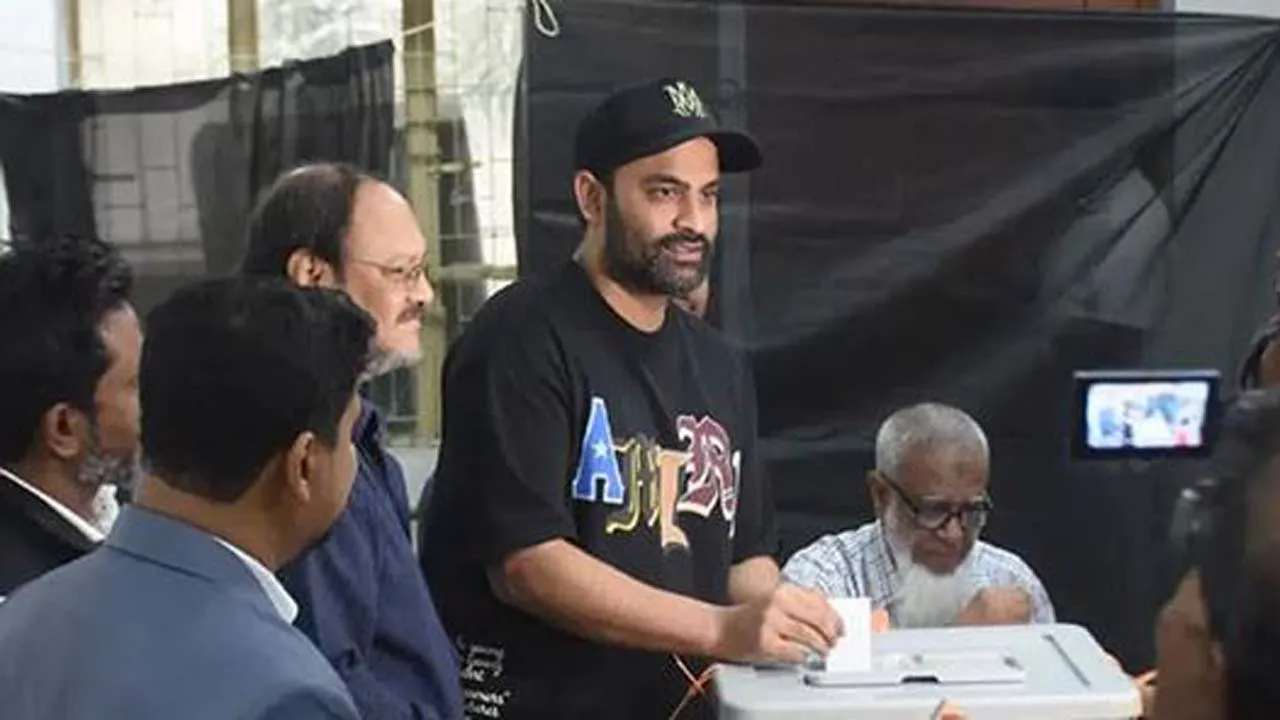 জীবনে প্রথম ভোট দিয়ে উচ্ছ্বসিত তামিম