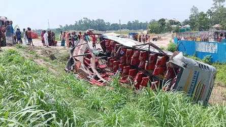 টাঙ্গাইলে বাস খাদে পড়ে ১৭ যাত্রী আহত