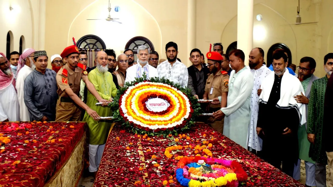 ভাসানীর মাজারে মানুষের ঢল : মহান নেতাকে শ্রদ্ধাভরে স্মরণ