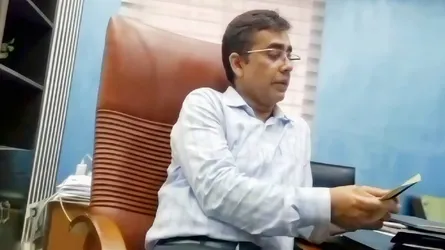 টাঙ্গাইলে নিজ কার্যালয়ে মাদকের টাকা লেনদেন করলেন এডিসি : ভিডিও ভাইরাল