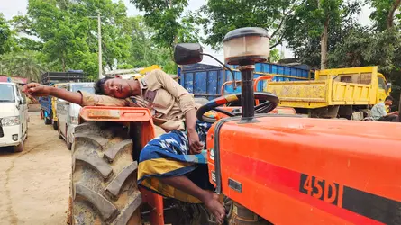 ঘাটাইলে পেট্রোল পাম্পে জনদুর্ভোগ