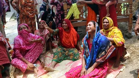 খরচ বাঁচাতে ৯ বন্ধু ওঠেন ট্রাকে, প্রাণ গেল সবার