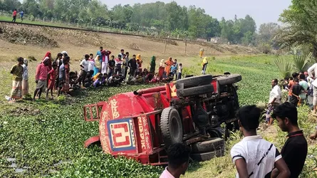 দিনাজপুরে তেলবাহী লরি উল্টে নিহত ২