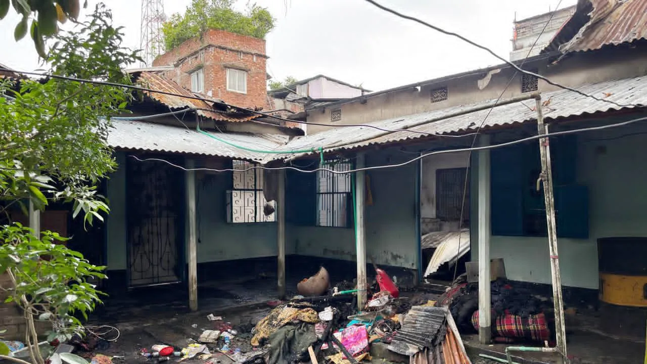 তাড়াশে আগুনে পুড়লো ৭টি অফিস ও ২ বসতঘর