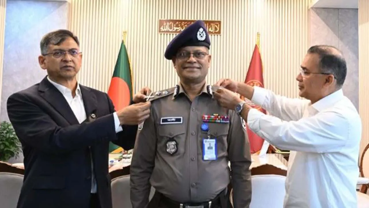 নতুন আইজিপির র‌্যাঙ্ক ব্যাজ পরিধান