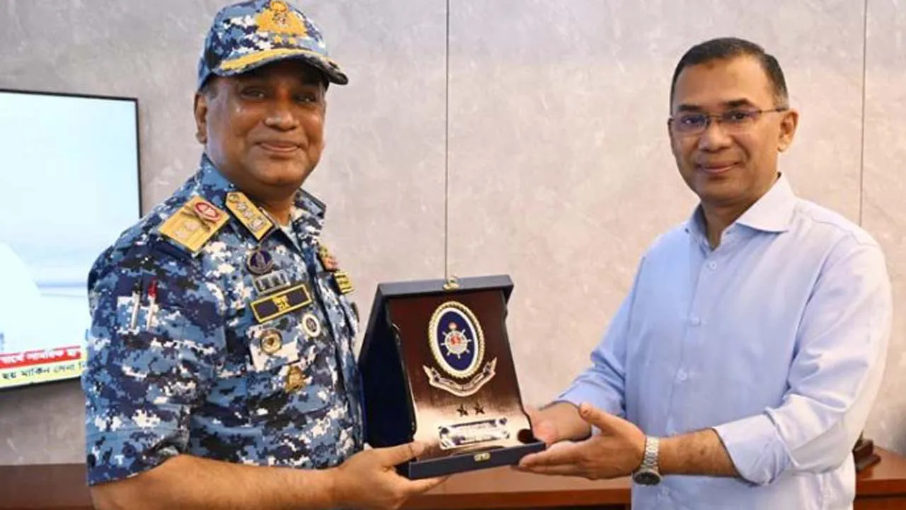 প্রধানমন্ত্রীর সাথে কোস্টগার্ড মহাপরিচালকের সাক্ষাৎ