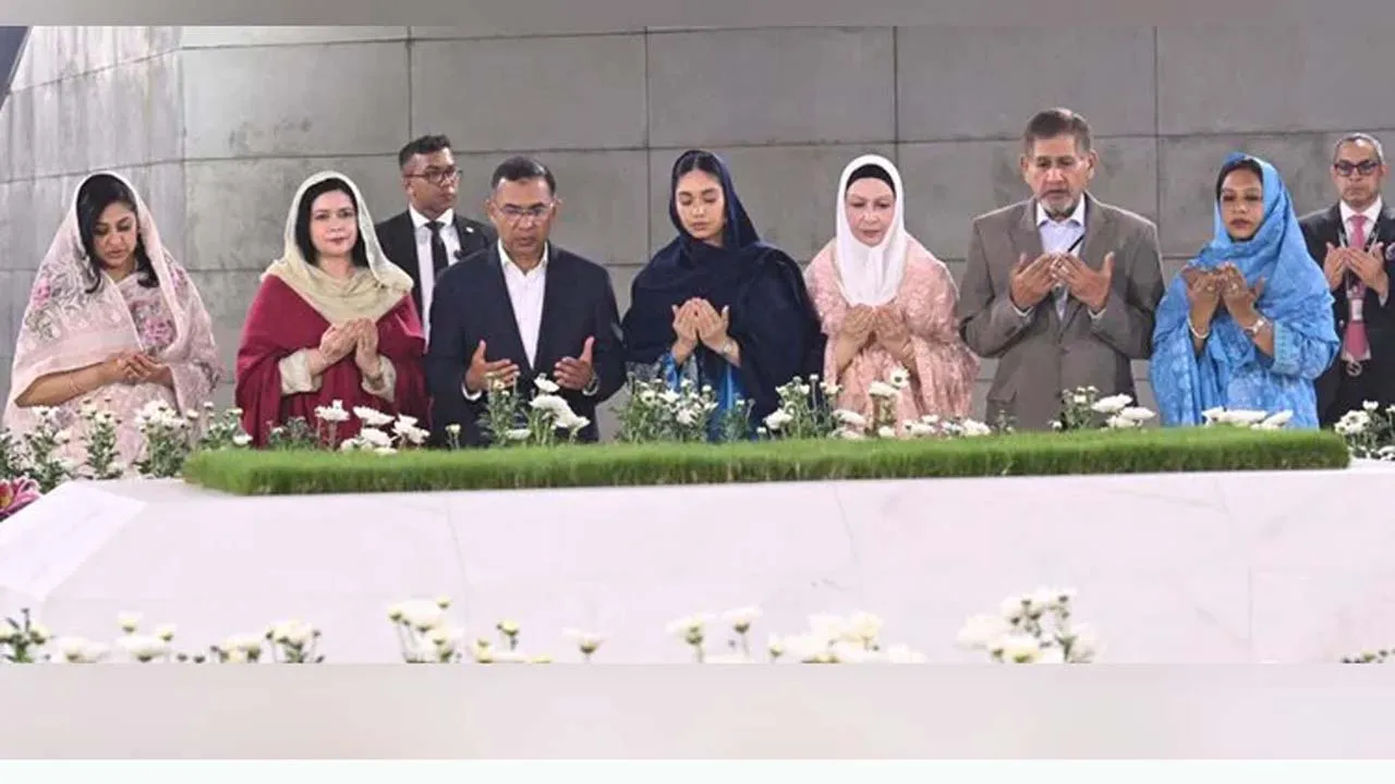 বাবা-মায়ের কবর জিয়ারত করলেন প্রধানমন্ত্রী তারেক রহমান