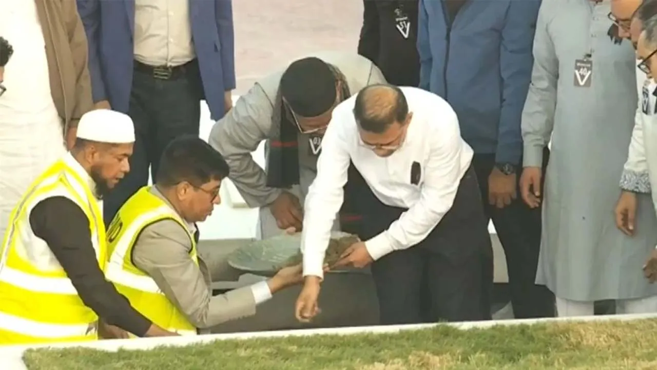 মাকে নিজ হাতে চিরনিদ্রায় শায়িত করলেন তারেক রহমান