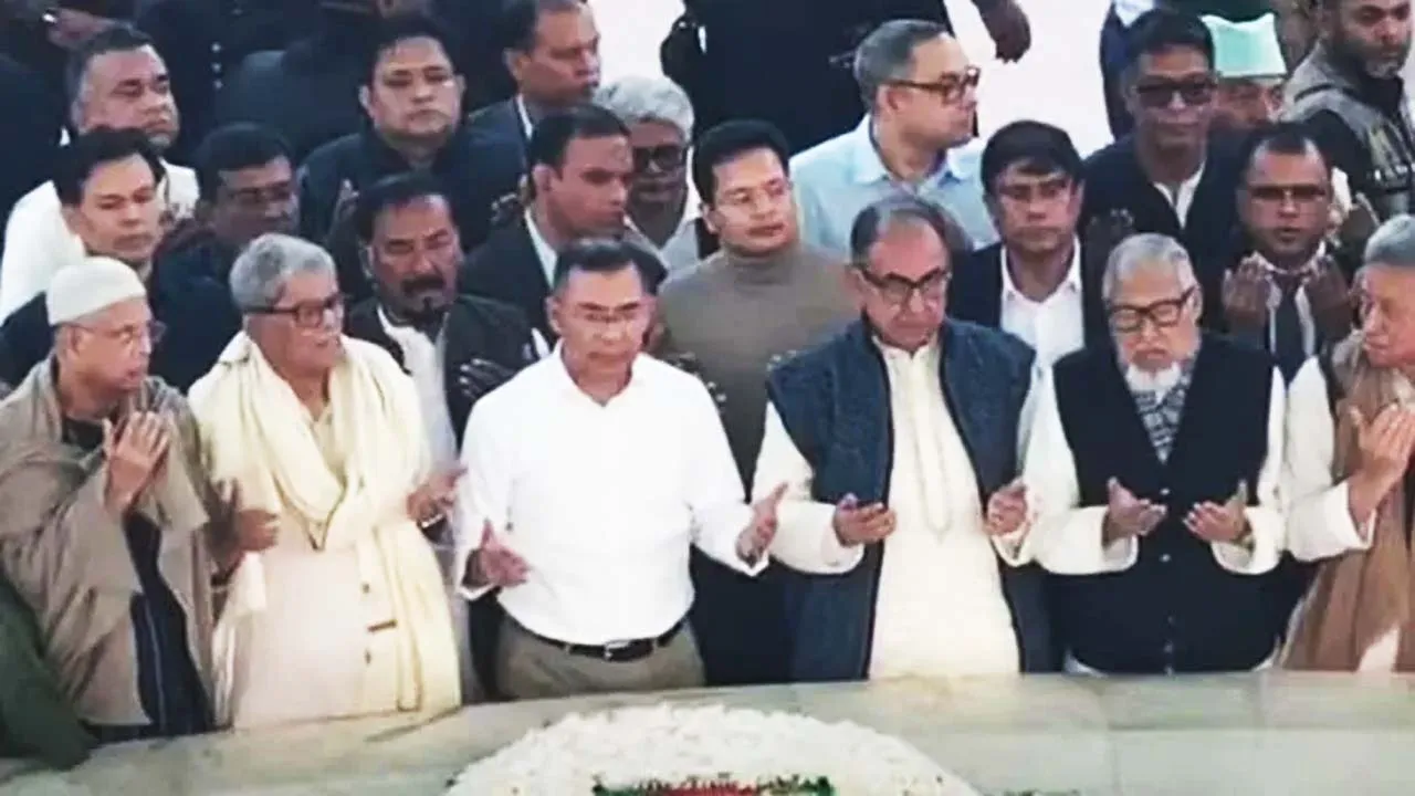 ১৯ বছর পর বাবার কবর জিয়ারত করলেন তারেক রহমান