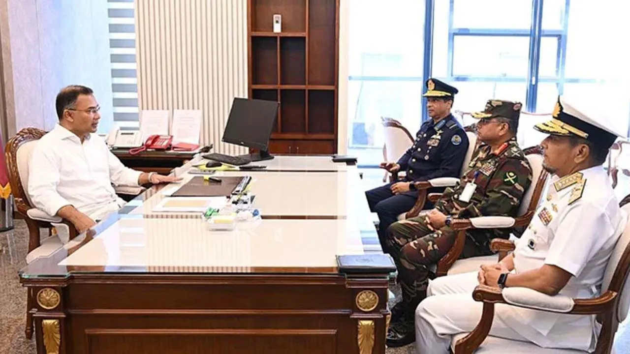 প্রধানমন্ত্রীর সাথে তিন বাহিনী প্রধানের সাক্ষাৎ