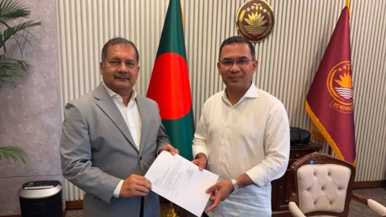 প্রধানমন্ত্রীর হাতে যোগদানপত্র তুলে দিলেন জহির উদ্দিন স্বপন