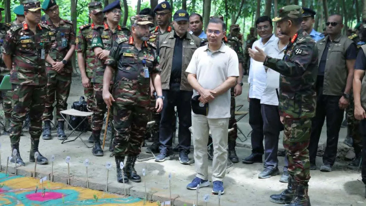 সেনাবাহিনীর গ্রীষ্মকালীন মহড়া পরিদর্শন প্রধানমন্ত্রীর