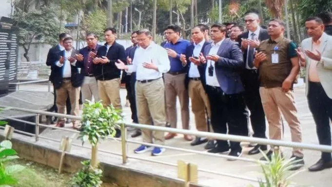 পিলখানা ট্রাজেডিতে শহীদ সেনা কর্মকর্তাদের কবর জিয়ারত করলেন তারেক রহমান