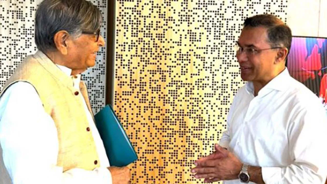 প্রধানমন্ত্রীর সাথে অধ্যাপক আবু সায়ীদের সাক্ষাৎ