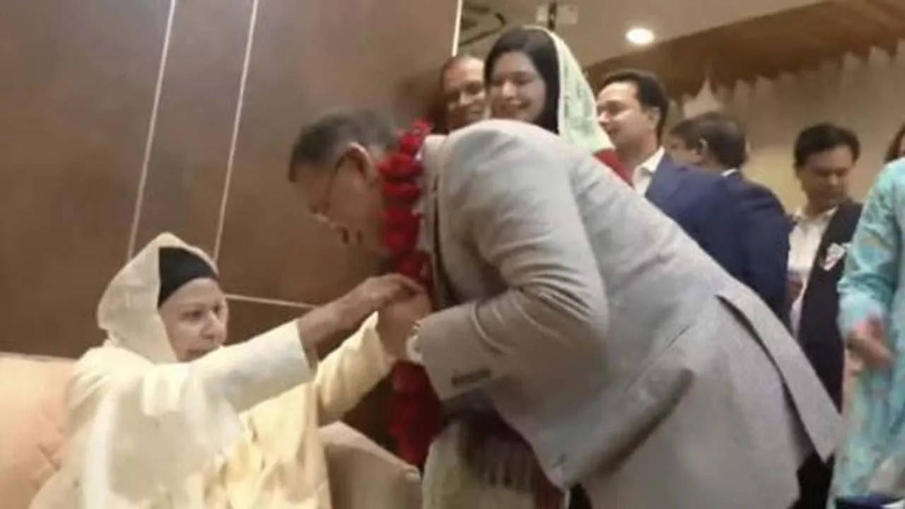 তারেক রহমানকে ফুলের মালা দিয়ে বরণ