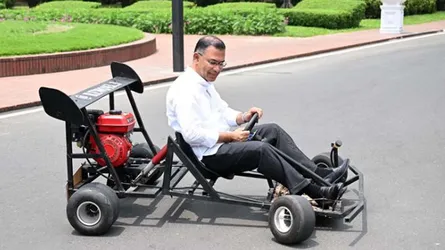 কলেজছাত্র রিজওয়ানের বানানো ‘রেসিং কার’ চালালেন প্রধানমন্ত্রী