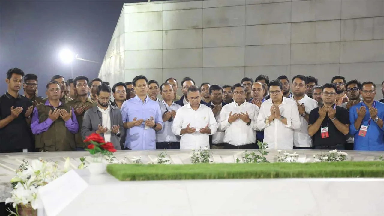 নির্বাচনী প্রচারণা শেষে রাতে বাবা-মায়ের কবর জিয়ারত করলেন তারেক রহমান
