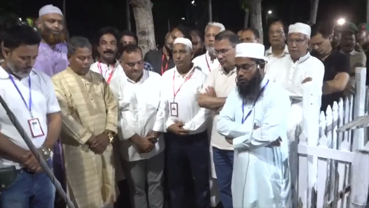 নানা-নানির কবর জিয়ারত করলেন প্রধানমন্ত্রী তারেক রহমান