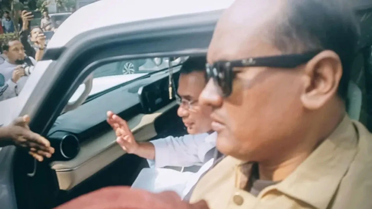 জুমার নামাজে যাওয়ার পথে এলাকাবাসীর সাথে কুশল বিনিময় তারেক রহমানের