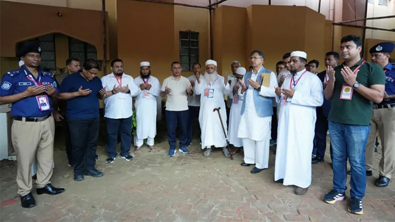 হেফাজতের সাবেক আমির আল্লামা শাহ আহমেদ শফীর কবর জিয়ারত প্রধানমন্ত্রীর