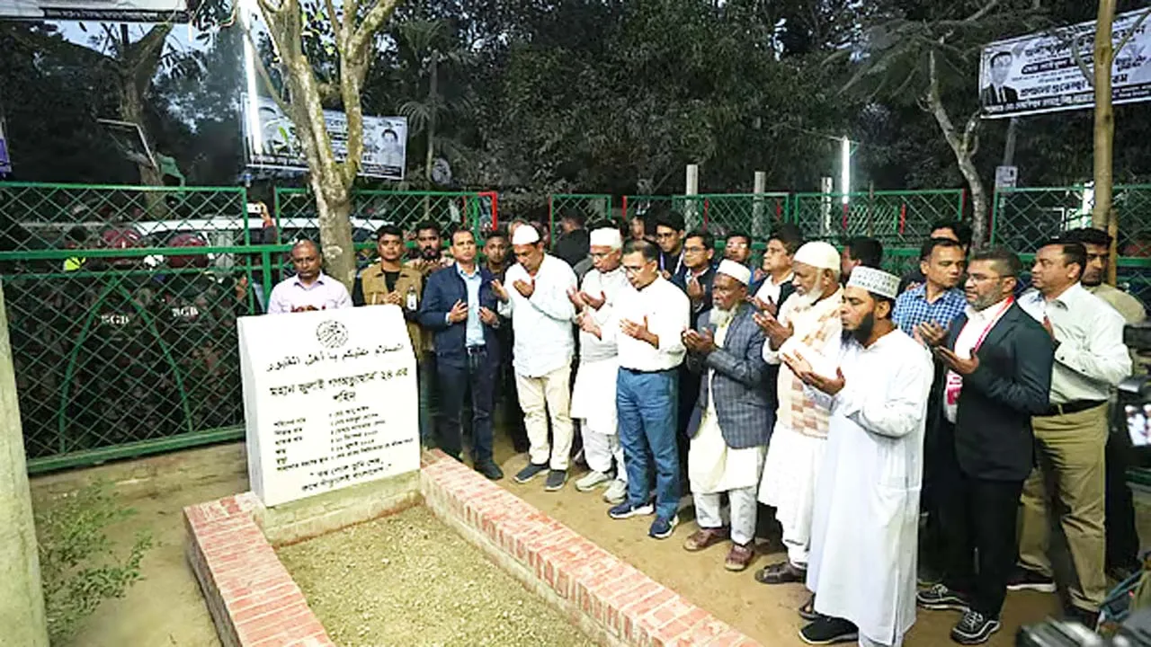 শহীদ আবু সাঈদের কবর জিয়ারত করলেন তারেক রহমান