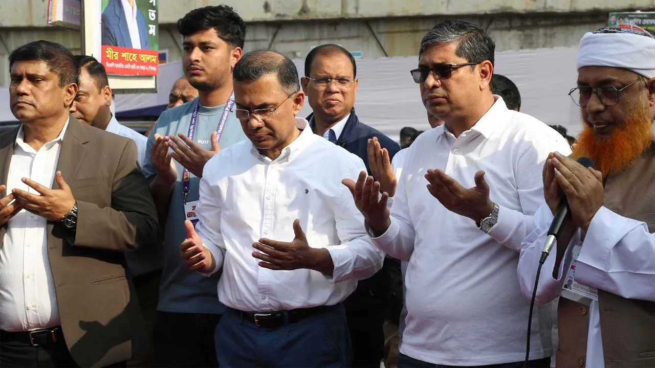 বগুড়ায় শাহ সুলতান বলখী রহ:-এর মাজার জিয়ারত করলেন তারেক রহমান