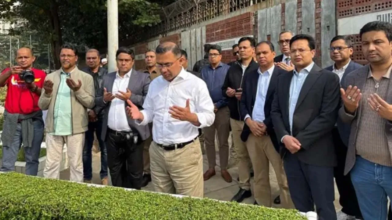 ছোট ভাই কোকোর কবর জিয়ারত করলেন তারেক রহমান