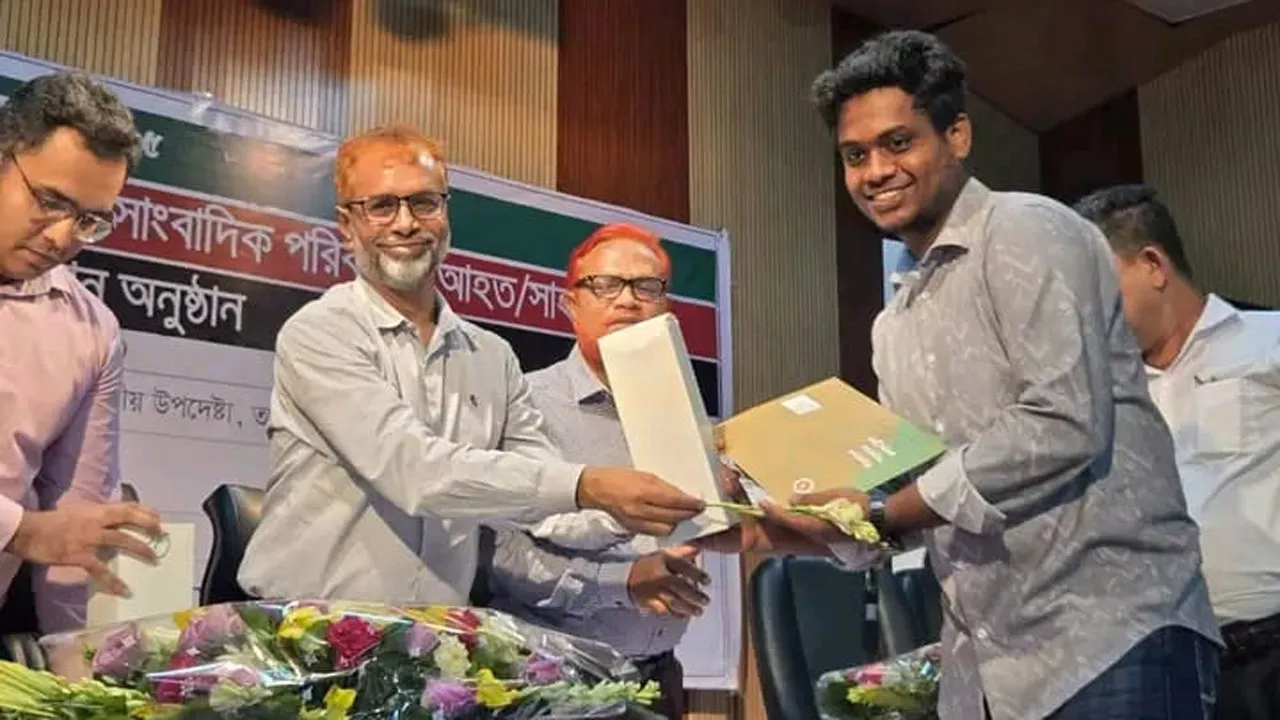 সাহসী সাংবাদিক সম্মাননা পেয়েছেন ‎বেরোবি’র সিয়াম