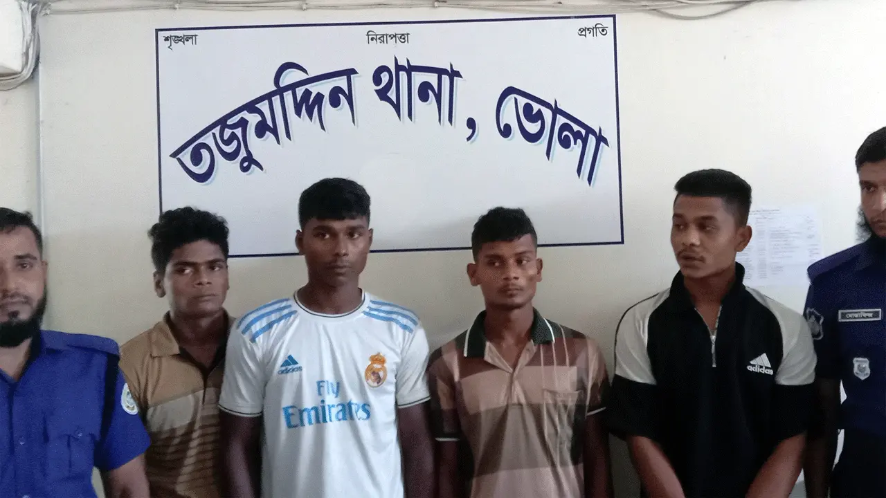 তজুমদ্দিনে মিথ্যা অপবাদে নারী-পুরুষের গলায় জুতার মালা দিয়ে হেনস্তা
