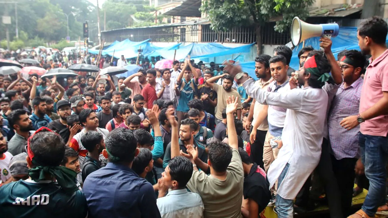 দাবি আদায় না-হওয়া পর্যন্ত রাজপথে থাকার ঘোষণা জবি শিক্ষক-শিক্ষার্থীদের
