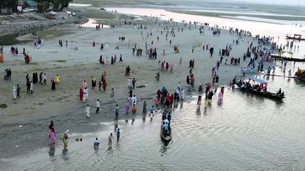 তিস্তার মহিপুর সংযোগ সেতু এলাকা যেন মিনি সমুদ্র সৈকত