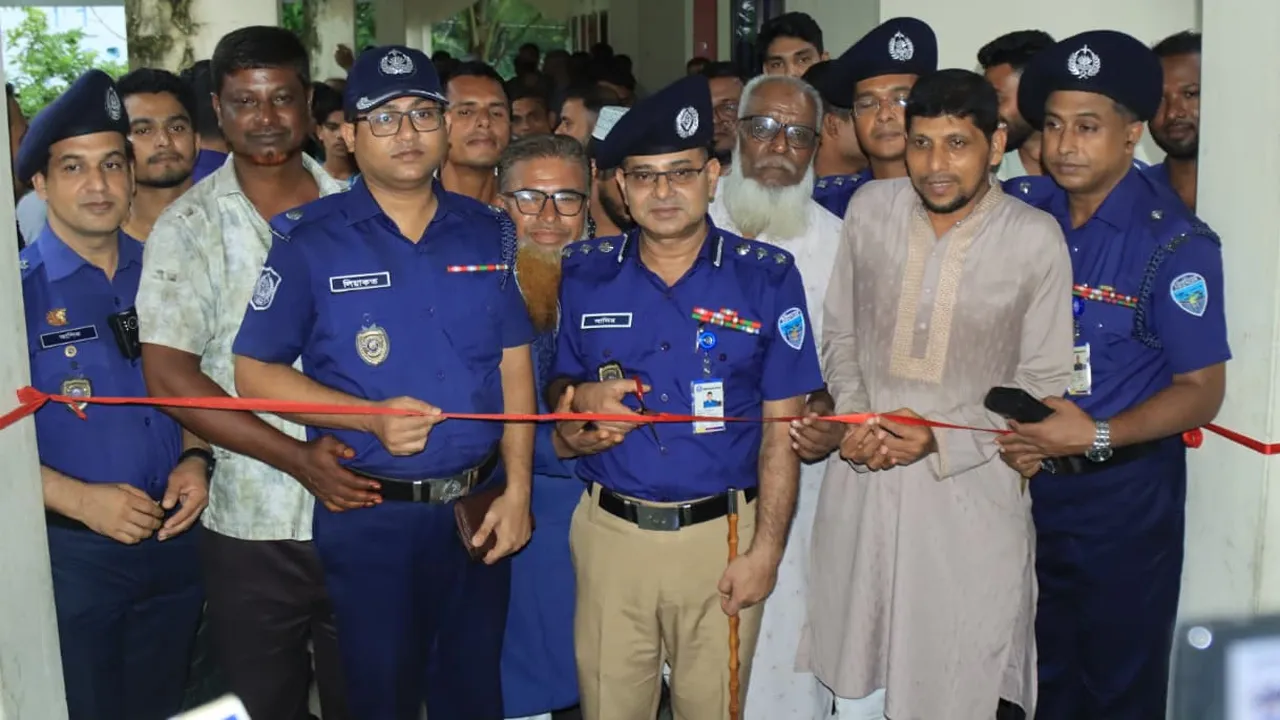 নোয়াখালীর আন্ডারচরে অস্থায়ী পুলিশ ক্যাম্প উদ্বোধন