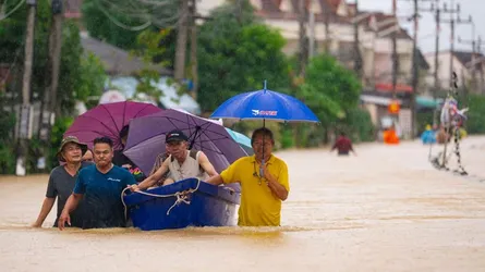 থাইল্যান্ডের দক্ষিণে বন্যায় নিহতের সংখ্যা বেড়ে ৩৩