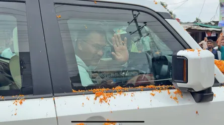 নিজে গাড়ি চালিয়ে খাল খনন কর্মসূচিস্থলে গেলেন প্রধানমন্ত্রী