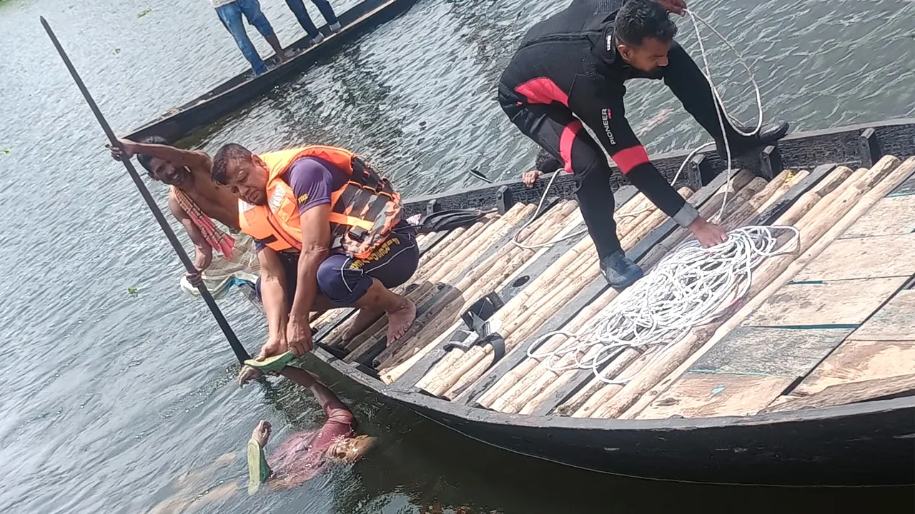 সিরাজদিখানে নৌকা বাইচ দেখতে গিয়ে নিখোঁজ শিশুর লাশ উদ্ধার