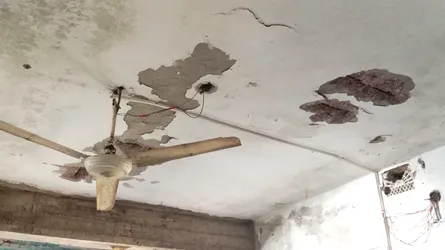 শিবপুরে শ্রেণিকক্ষের ছাদের পলেস্তারা খসে পড়ে আহত ছাত্র-শিক্ষক