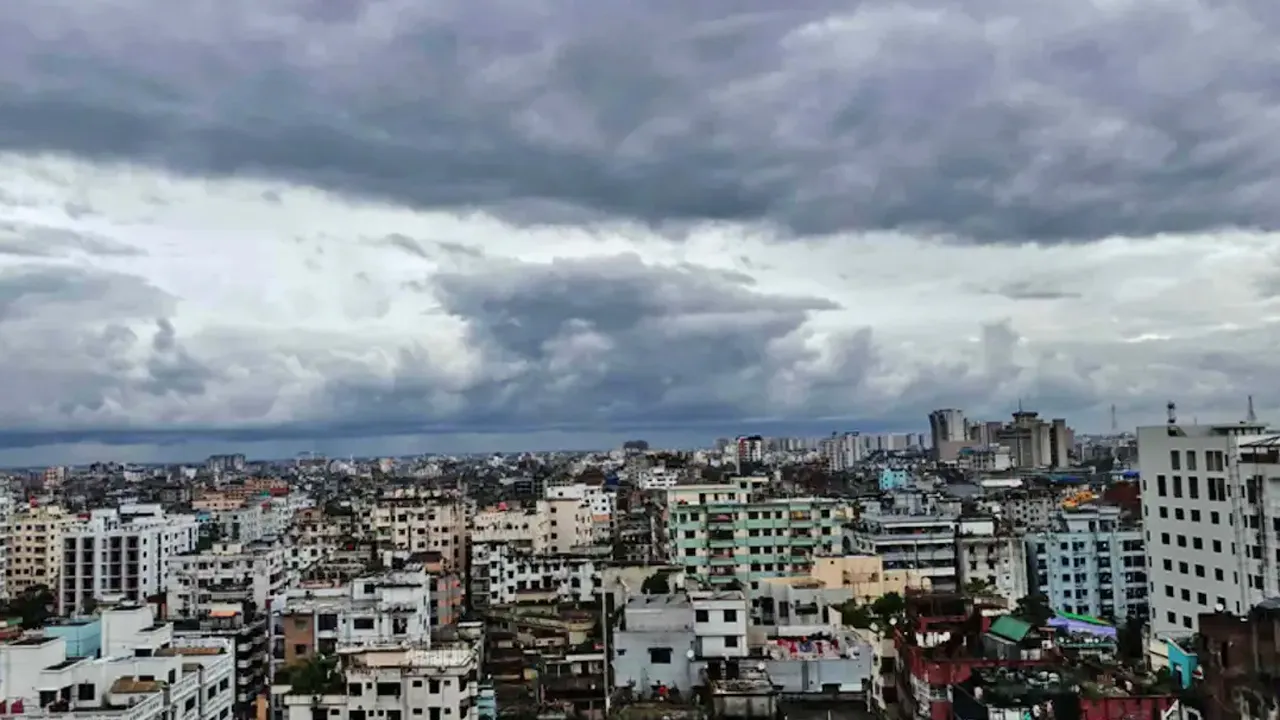 ঢাকার আকাশ মেঘলা, বৃষ্টিতে কমতে পারে গরমের অনুভূতি