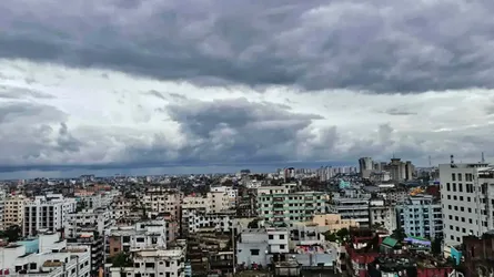 ঢাকার আকাশ মেঘলা, বৃষ্টিতে কমতে পারে গরমের অনুভূতি