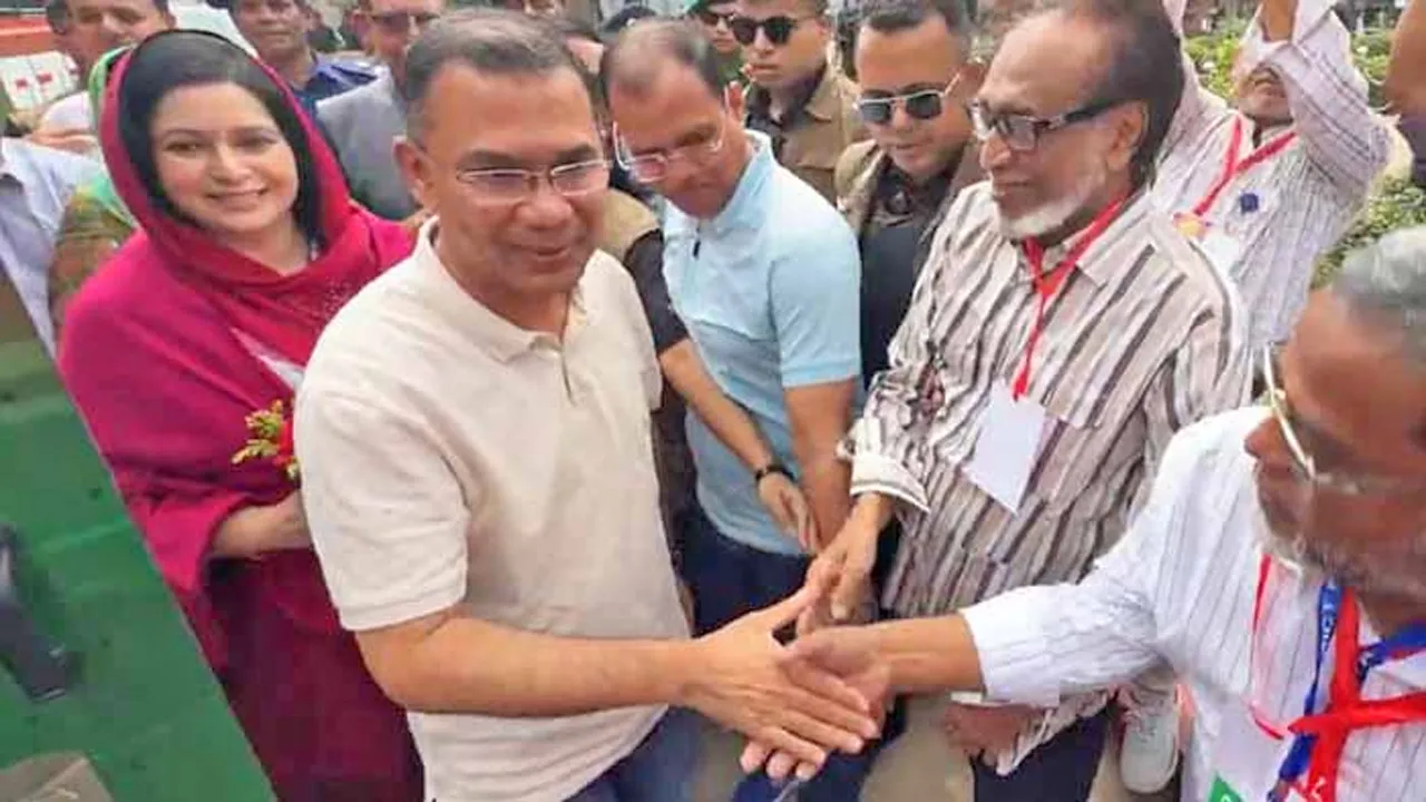 ঘরের ছেলে ফিরলেন প্রধানমন্ত্রী হয়ে, আনন্দে মাতোয়ারা বগুড়া