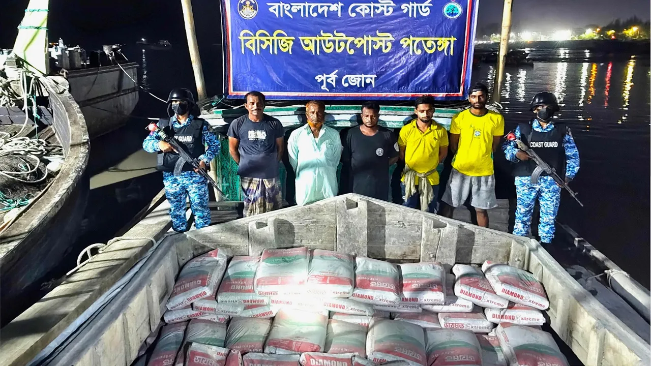 চট্টগ্রামের পতেঙ্গায় বিপুল পরিমাণ সিমেন্টসহ আটক ৫