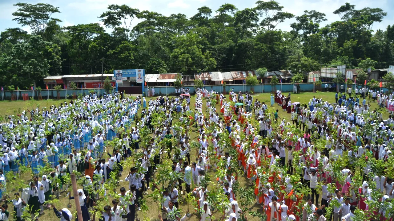 বরিশালে শিক্ষার্থীদের মাঝে ৫০ হাজার গাছের চারা বিতরণ